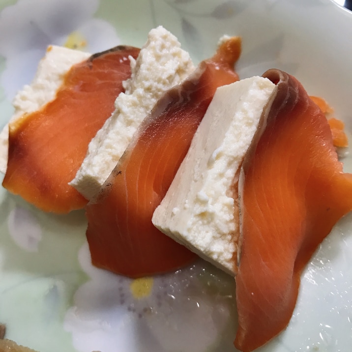 スモークサーモンと豆腐のカプレーゼ風